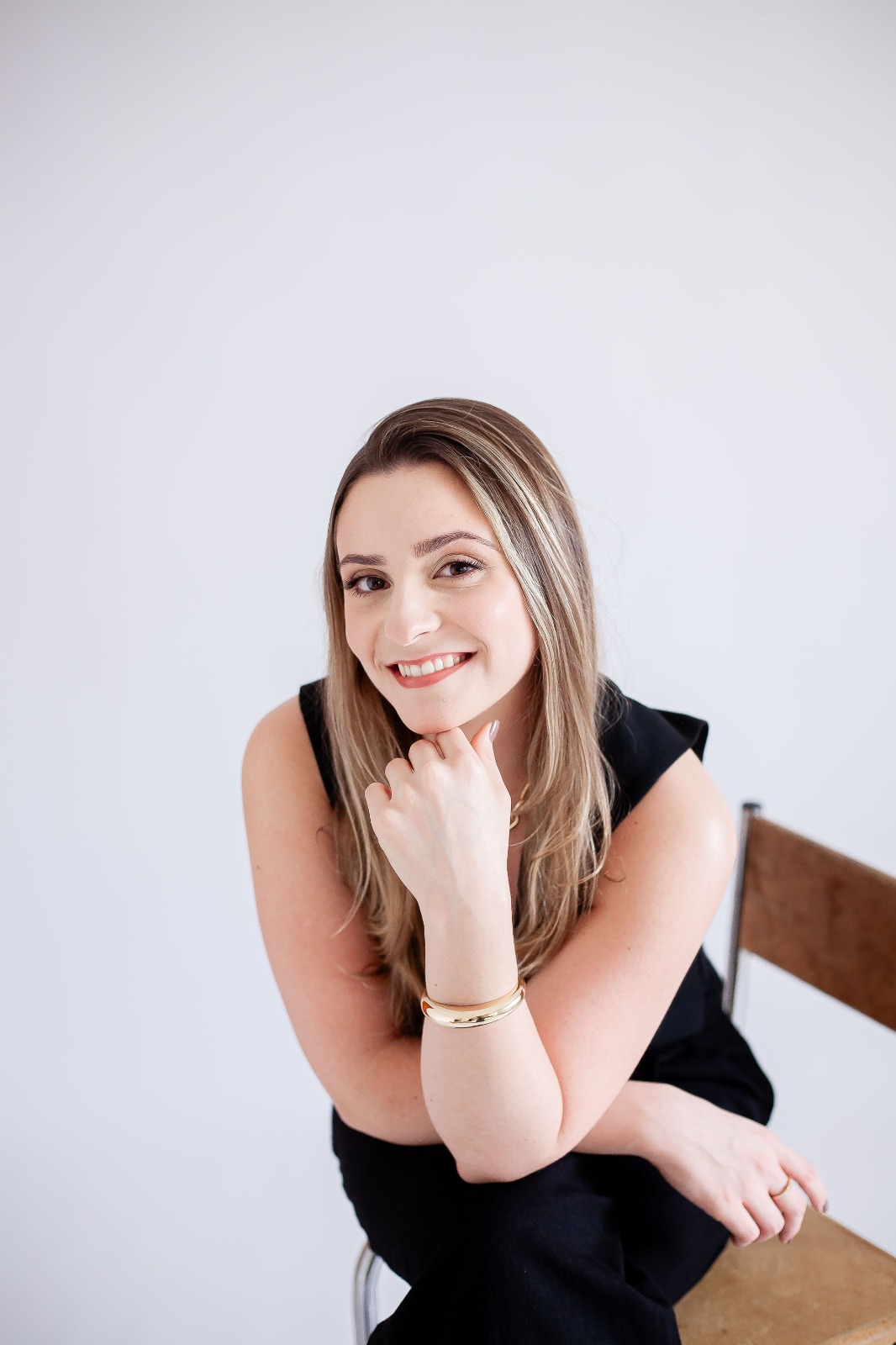 Fabiana Moreira sorrindo, transmitindo acolhimento e proximidade