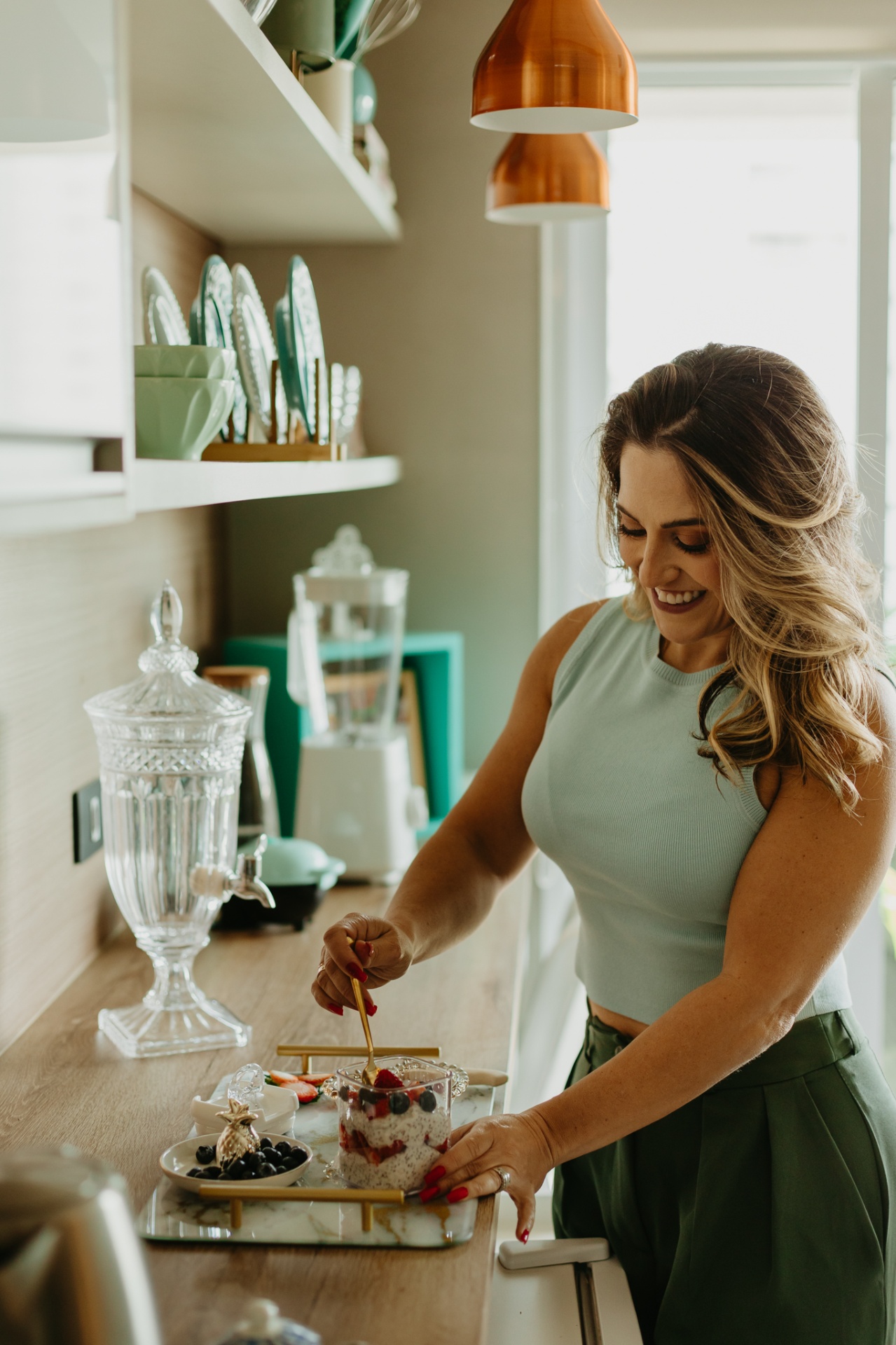 Fabiana Moreira preparando uma refeição saudável em sua cozinha, com proximidade e cuidado