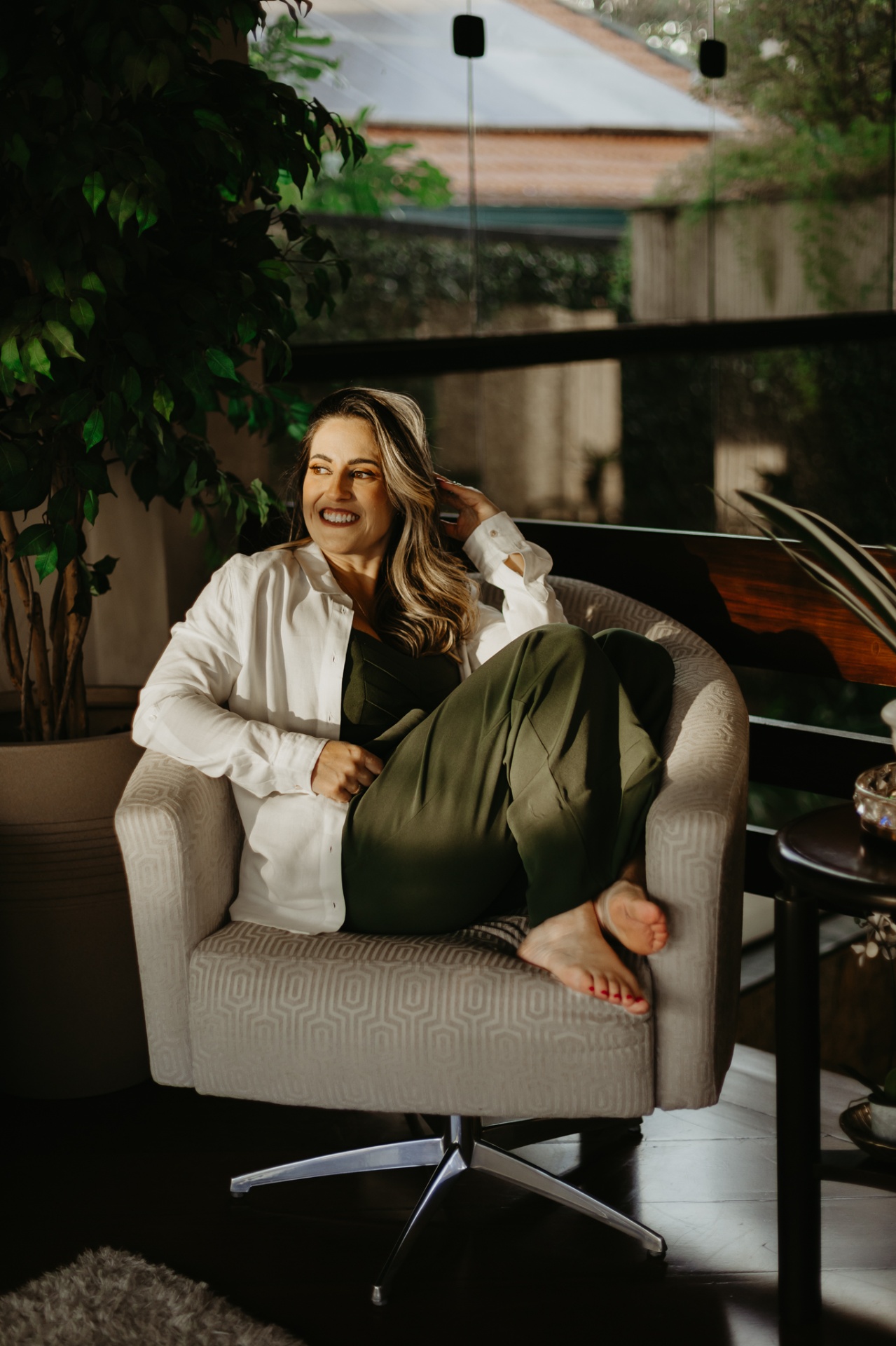 Fabiana Moreira sorrindo em ambiente acolhedor, transmitindo proximidade no acompanhamento nutricional